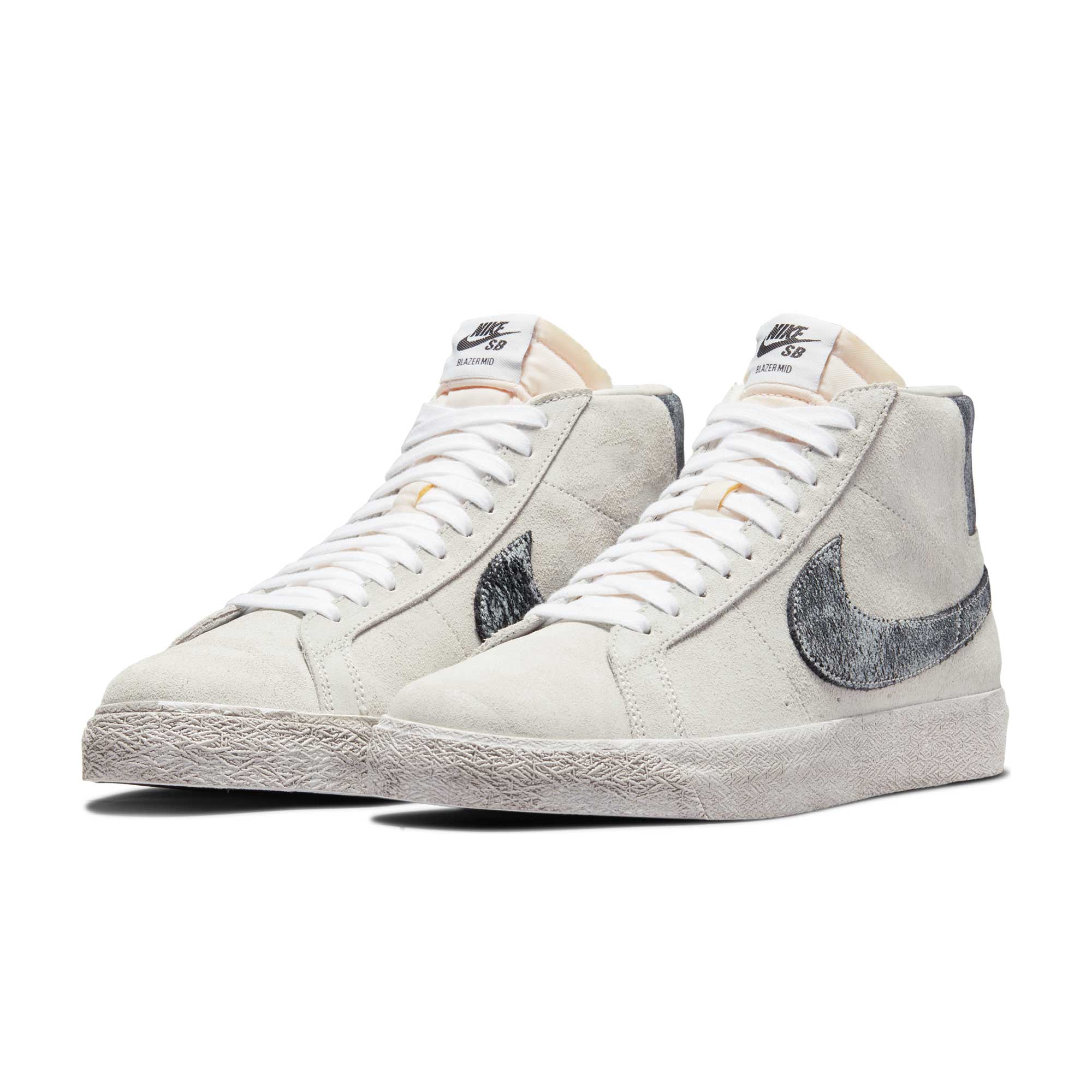 https://cdn02.plentymarkets.com/1t4q64x4rcv9/item/images/2078/full/NikeSB-ZoomBlazerMidPremium-GreyFogWhite-DA1839-002-4.png